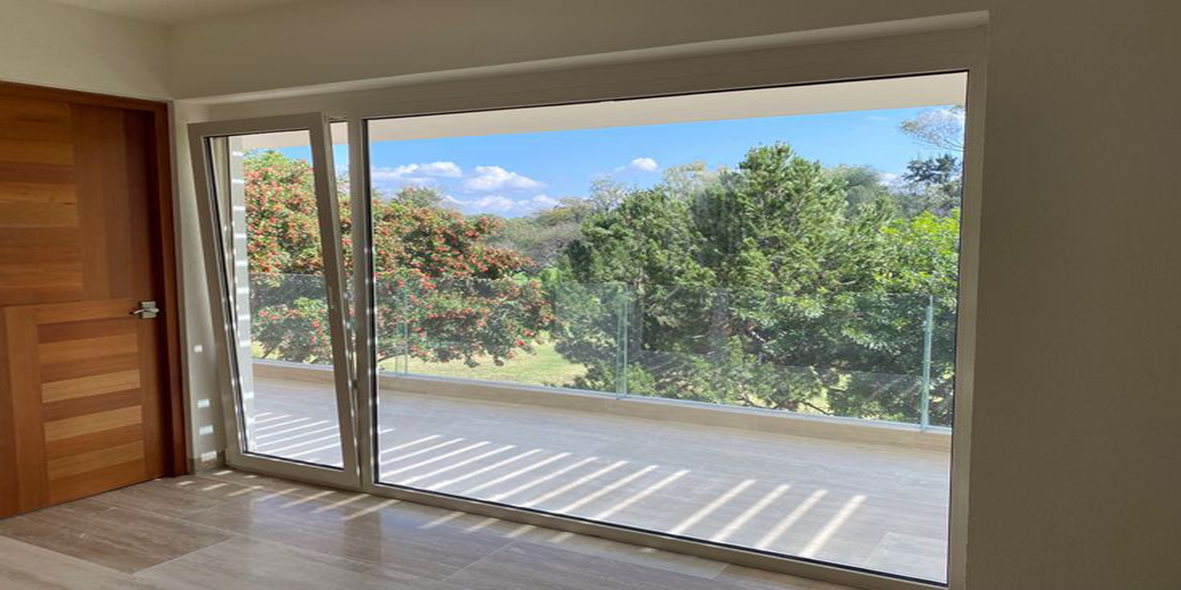 زیبایی و هماهنگی با معماری مدرن پنجره های دو حالته مایان پنجره 